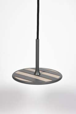 SwnX Fodgynge Skole One vist fra fronten, med blå sæde og kraftige reb hængende fra loft