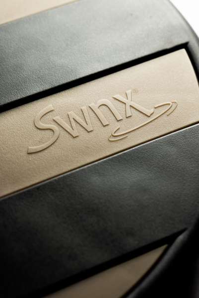 Detalje af SwnX fodgynge Skole One med logo og skridsikker overflade – stabil og sikker fodgynge

