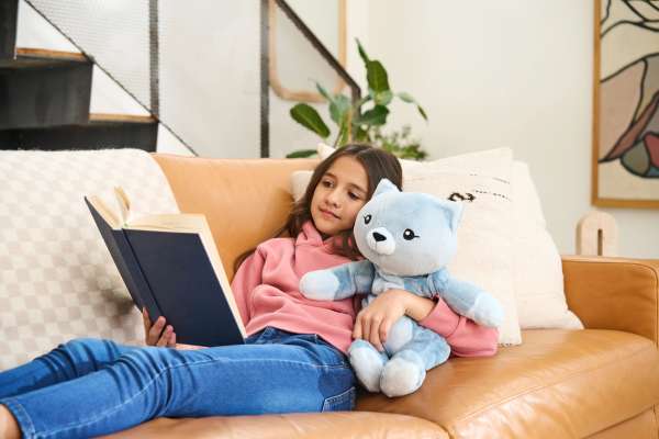 Barn krammer Katten Frankie – tyngdebamse til afslapning og nærvær

