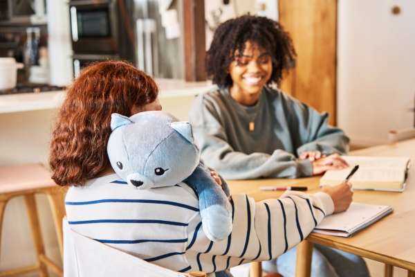 Katten Frankie bruges som støtte – tyngdebamse til ro og koncentration

