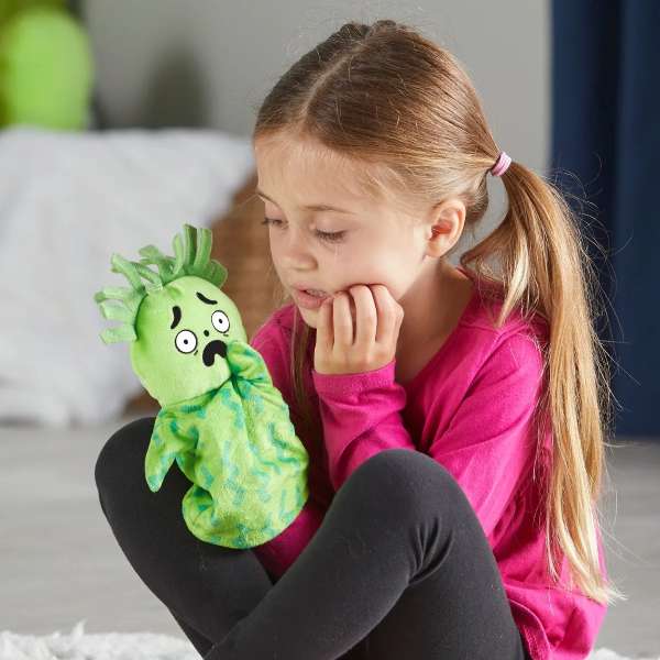 Pige leger med Følelsesfamilien - bange hånddukke 