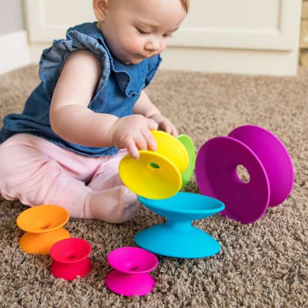 et barn leger med Fat Brain Toys Spoolz 