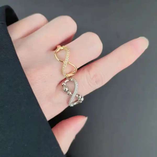  Anxiety ring Infinity i sølv på finger – elegant og beroligende fidget

