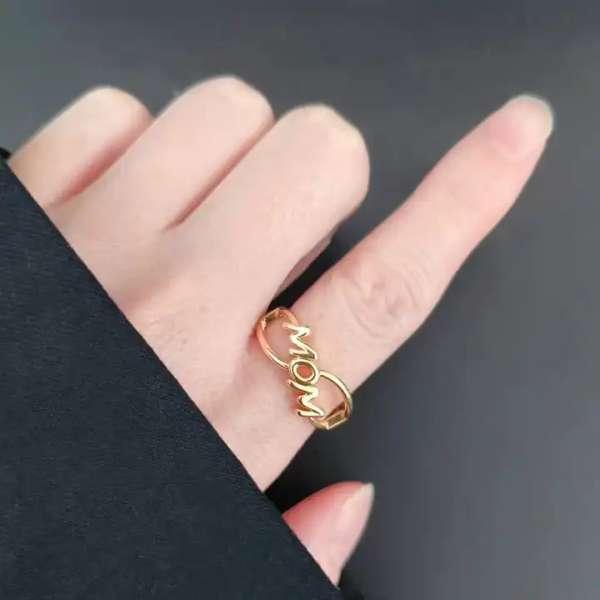  Anxiety ring Forever Mom i guld på finger – elegant og diskret fidget


