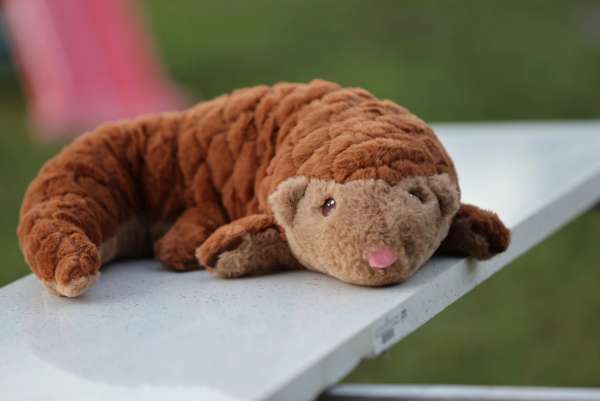 Sansebamse Pangolin Java liggende – vægtet bamse med blød tekstur

