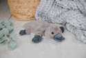 Sansebamse næbdyr liggende på tæppe – blød og beroligende sansebamse

