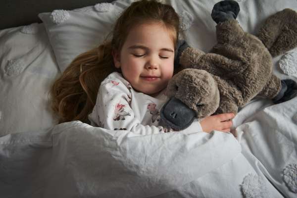 Sansebamse fremmer ro og tryghed, mens børn udforsker bamse og dets detaljer.

