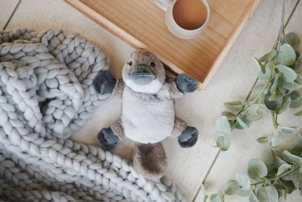 Sansebamse næbdyr på blødt tæppe – varmende og tryghedsskabende bamse til afslapning

