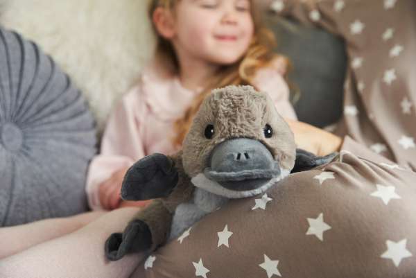 Warmies® Næbdyr – ideel til hygge og tryghed i børneværelset eller på sofaen.

