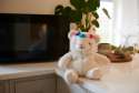  Warmies Marshmallow Lama sammen men mikroovn på et køkkenbord 