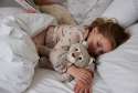 Sansebamse Warmies Los sover sammen med et barn 