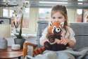 Barn leger med Warmies rød panda – tryghed og sansestimulering



