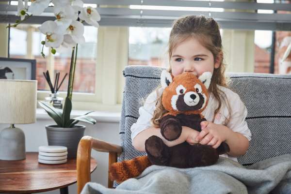 Rød Pandabamsen giver børn en sanseoplevelse med blød pels og beroligende lavendelduft.


