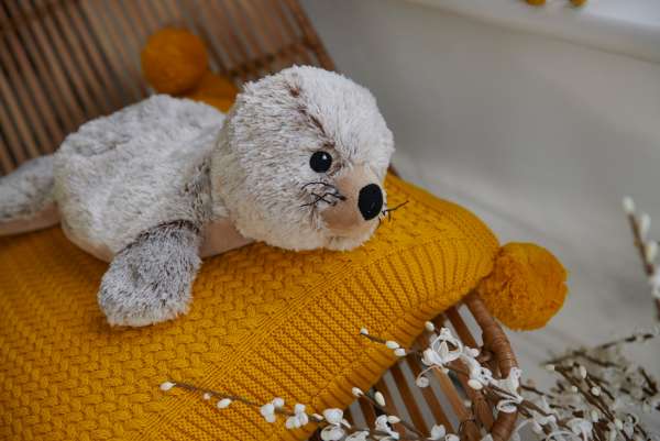 Sansebamse Warmies sæl på pude med tekstur – sanselig bamse til ro, tryghed og afslapning

