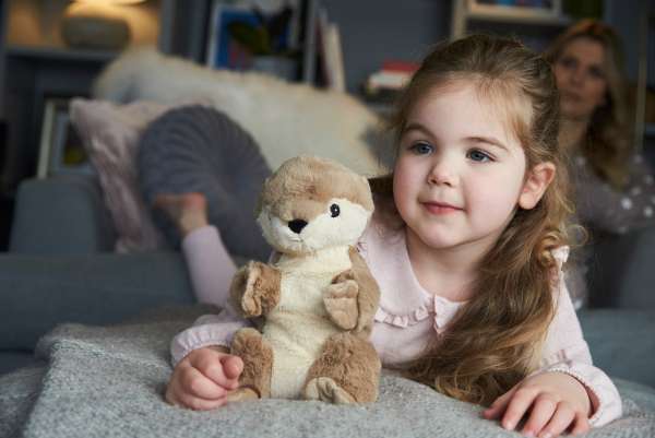 Barn leger med Sansebamse Warmies odder – blød tyngdebamse der skaber ro, tryghed og sanselig støtte


