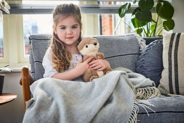 
Barn med Sansebamse Warmies odder under tæppe – varmende bamse til afslapning og tryghed

