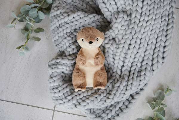 Sansebamse Warmies odder på blødt tæppe – tyngdebamse til børn med behov for ro og kropslig afgrænsning


