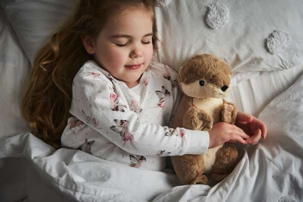 
Barn sover med Sansebamse Warmies odder – varmende bamse der understøtter ro og tryg indsovning

