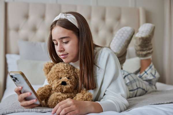 Bamsen kombinerer blødhed, varme og aromaterapi til beroligende pauser.

