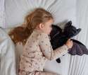 
Barn sover med Warmies flagermus – tryghed og ro

