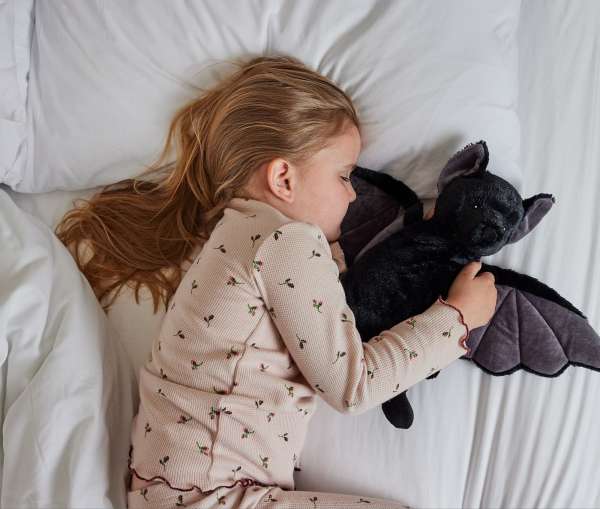
Barn sover med Warmies flagermus – tryghed og ro


