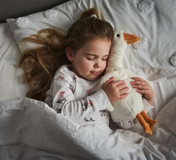 Warmies sansebamse gås sover sammen med barn