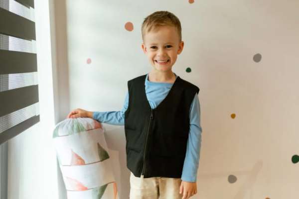 Dreng iført tyngdevest – komfort og støtte i hverdagen

