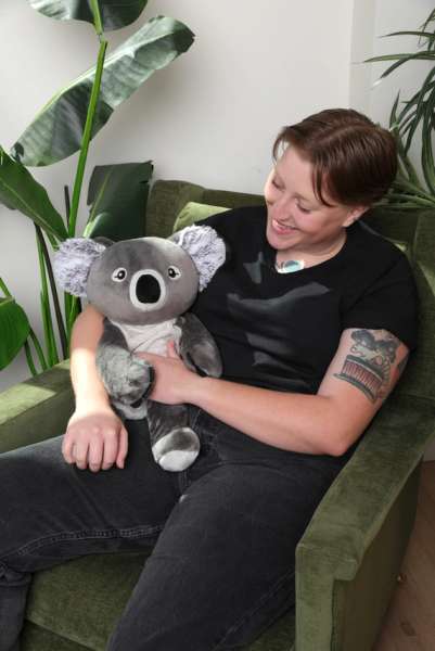 Voksen holder Koalaen Quinn – tyngdebamse til ro og sanselig regulering

