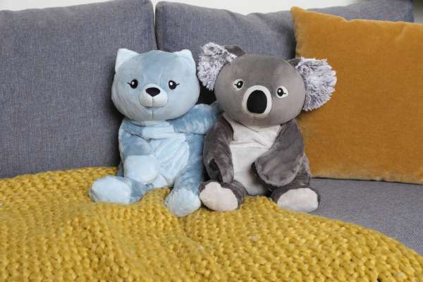 Katten Frankie og Koalaen Quinn – tyngdebamser til tryghed og sanselig støtte

