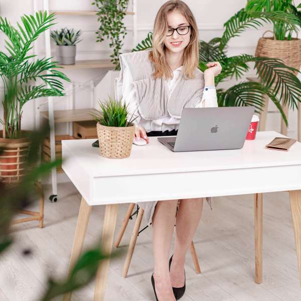 Kvinde arbejder med skulderpude med tyngde – sanselig regulering og fokus

