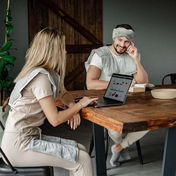 To personer bruger skulderpude med tyngde – støtte til ro og koncentration

