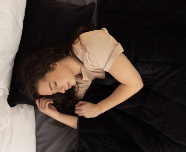 Pige ligge og sove med et Velourtæppe med tyngde, sort 