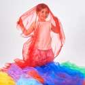 En pige leger med Regnbue organza tørklæder, 7 stk.