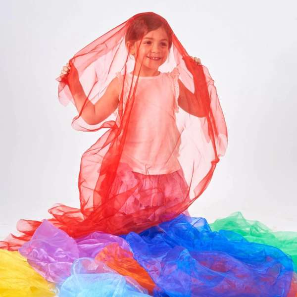 En pige leger med Regnbue organza tørklæder, 7 stk.