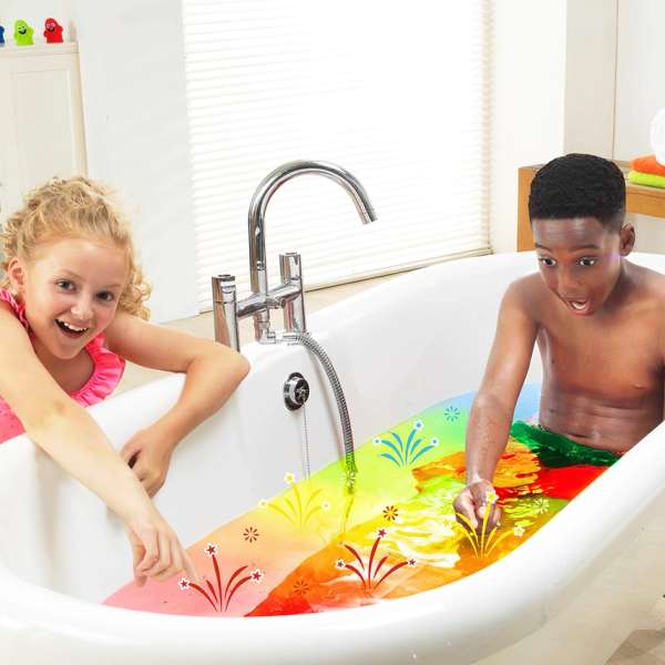en dreng og en pige leger med Farve knitrebad i et badekar 