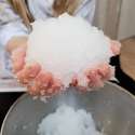Hænder holder realistisk kunstig sne lavet med Zimpli SnoBall Play

