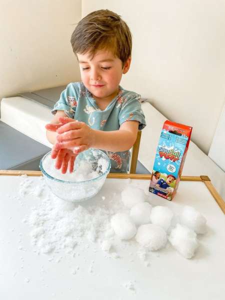 Barn laver kunstig sne med SnoBall Play i skål – sjov sanseleg for børn

