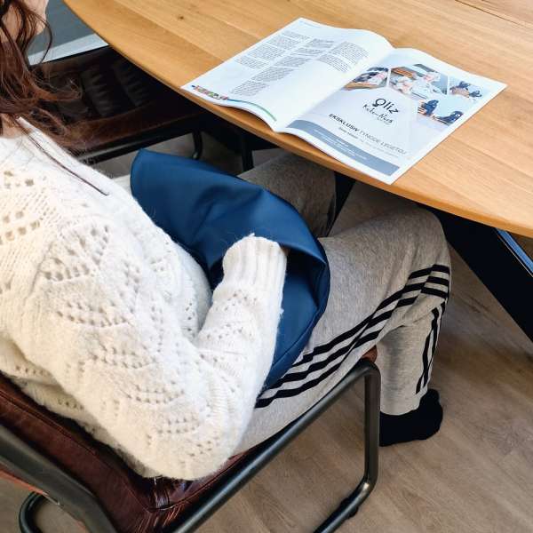 Sansemotorisk lårpude Maya Lille bruges ved skrivebord – giver ro og stabilitet under siddende arbejde

