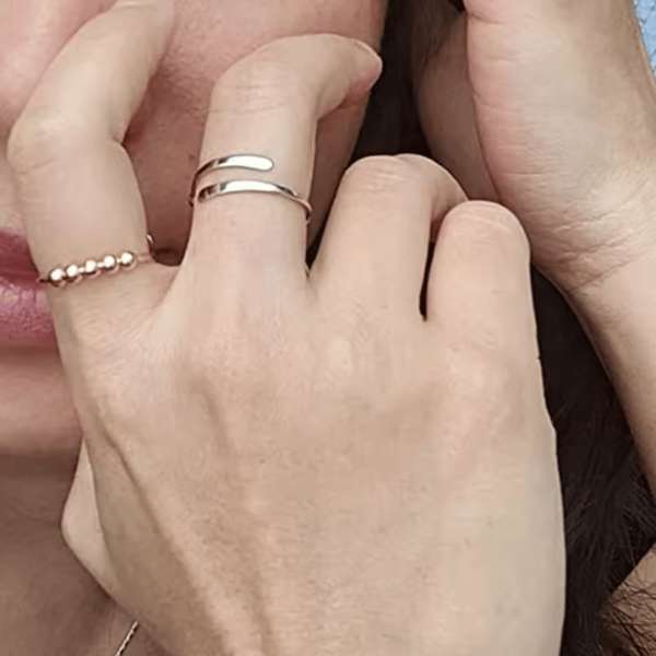  Anxiety ring minimalist guldfarvet – close-up af bevægelige perler

