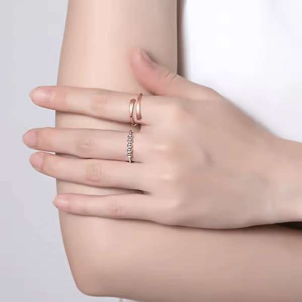 Anxiety ring minimalist, i farven rose goldse på en kvindes finger 