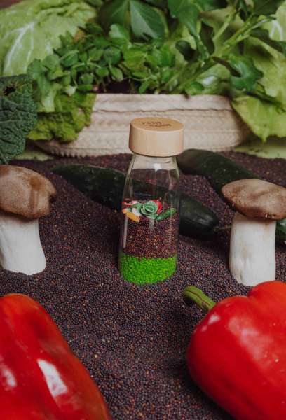 Sanseflaske med grøntsagstema og små detaljer i bevægelse