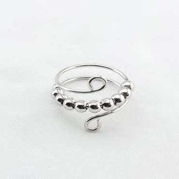 Anxiety ring dobbelt i sølvfarve – justerbar ring med bevægelige perler til ro og fokus


