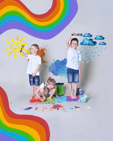 Børn bevæger sig på Sansegulv Regnbuesæt med fokus på balance og taktile indtryk