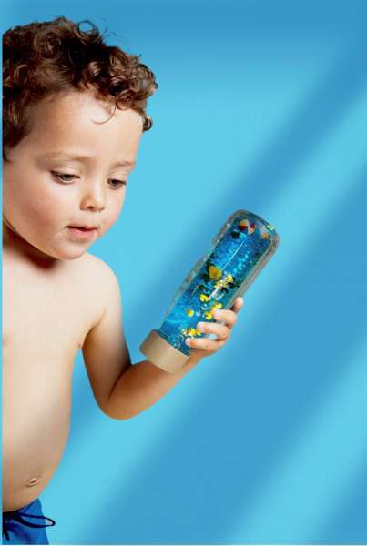 Sanseflaske Move! And vippes let, så de indvendige dele flytter sig gennem væsken