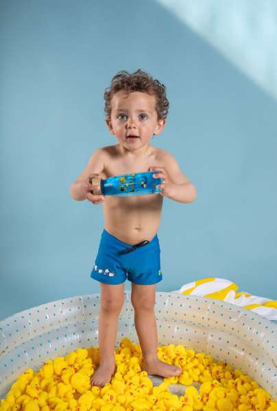 Sanseflaske Move! And holdt i hånden under sansestund med fokus på bevægelse og visuel opmærksomhed