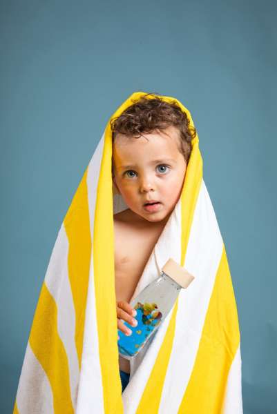 Sanseflaske Move! And placeret oprejst på bord med synlige figurer i bevægelse