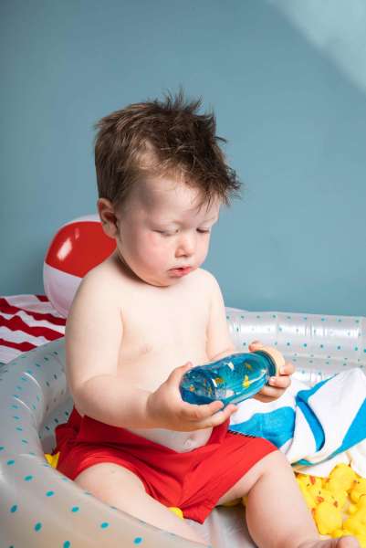 Barn bruger Sanseflaske Move! And til rolig observation af elementer der driver rundt i flasken