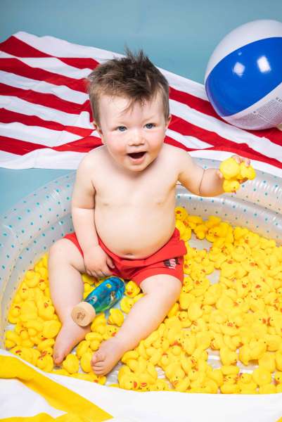 Sanseflaske Move! And vist som del af sanseaktivitet hvor flasken drejes og undersøges visuelt