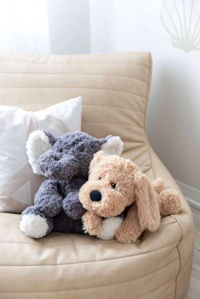 Elefanten Eleanor sammen med anden bamse på stol – bløde og dekorative krammedyr

