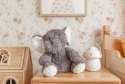 Elefanten Eleanor bamse på kommode – dekorativ og blød krammebamse

